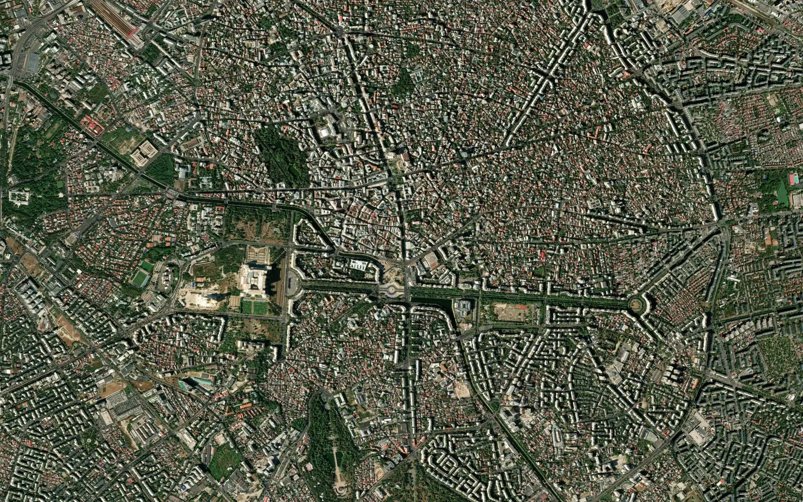 Centrul Bucureștiului azi, din satelit: Palatul Parlamentului și bulevardul Unirii.